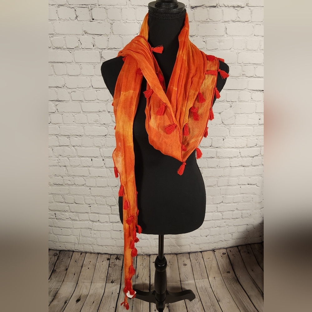 V shaped scarf with tassels - Picture 1 of 2